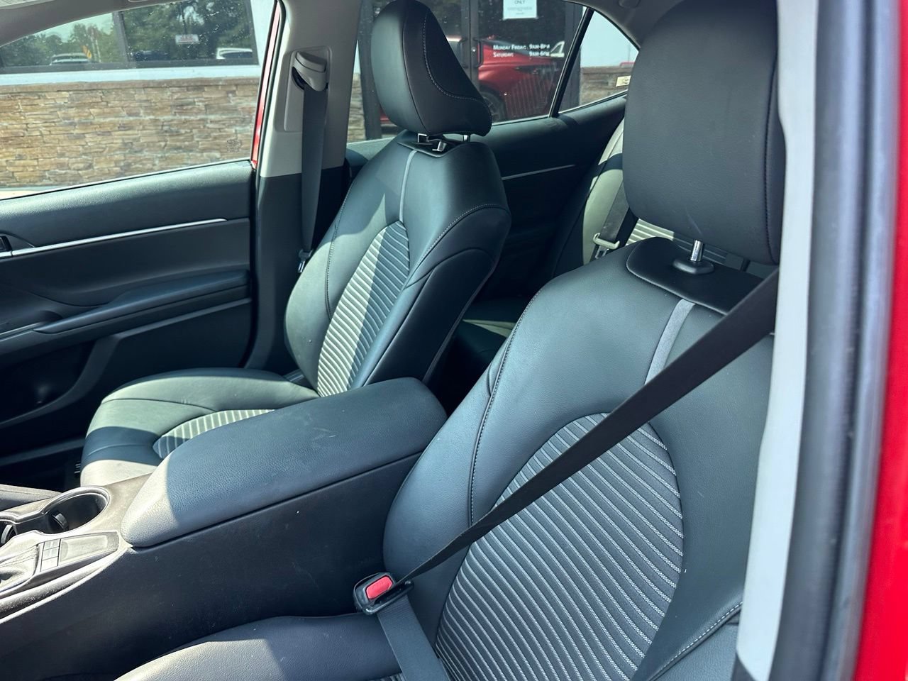 Used 2022 Toyota Camry SE FWD image 3