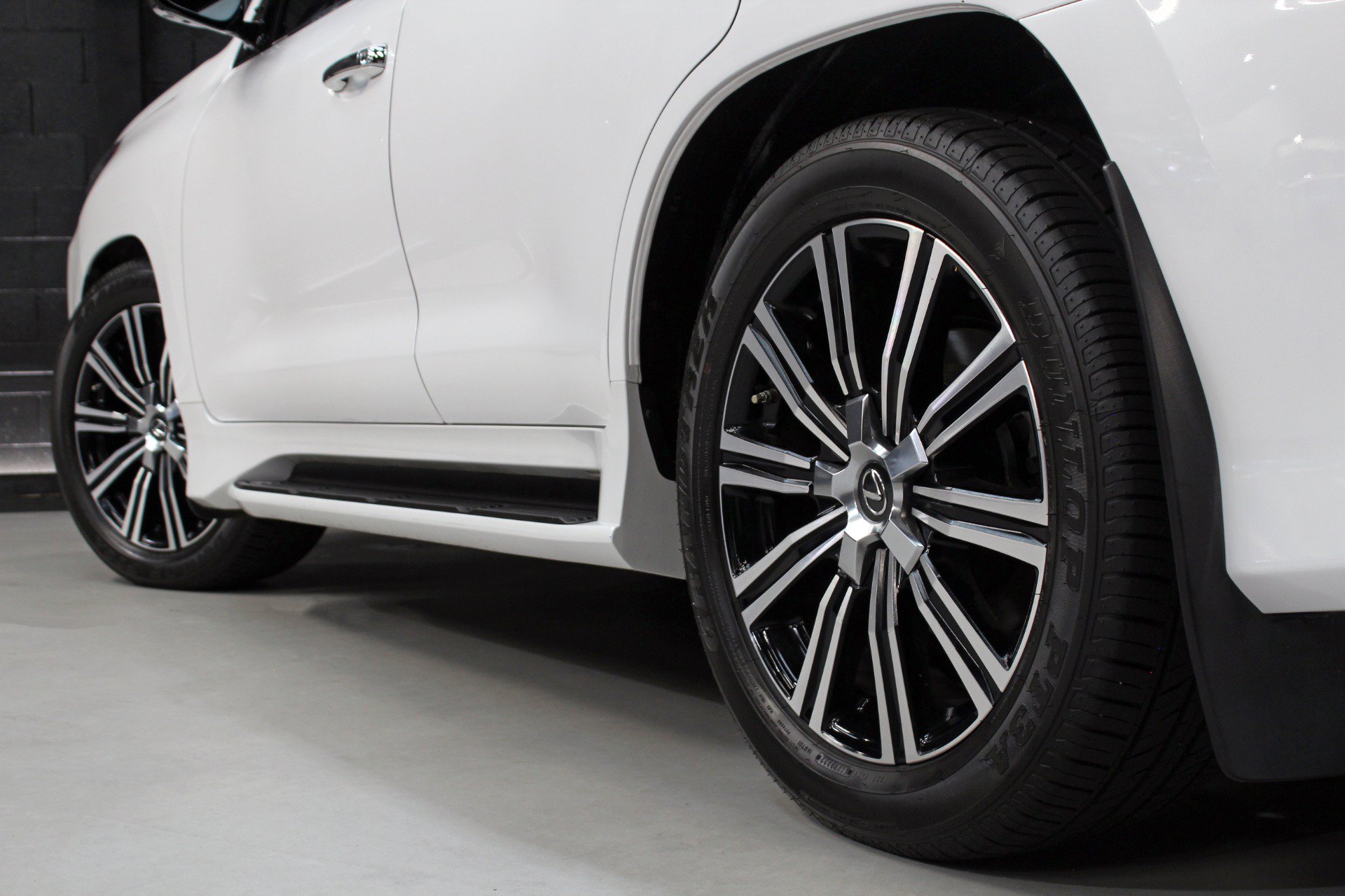 Used 2021 Lexus LX 570 4WD w/ Luxury Package image 22