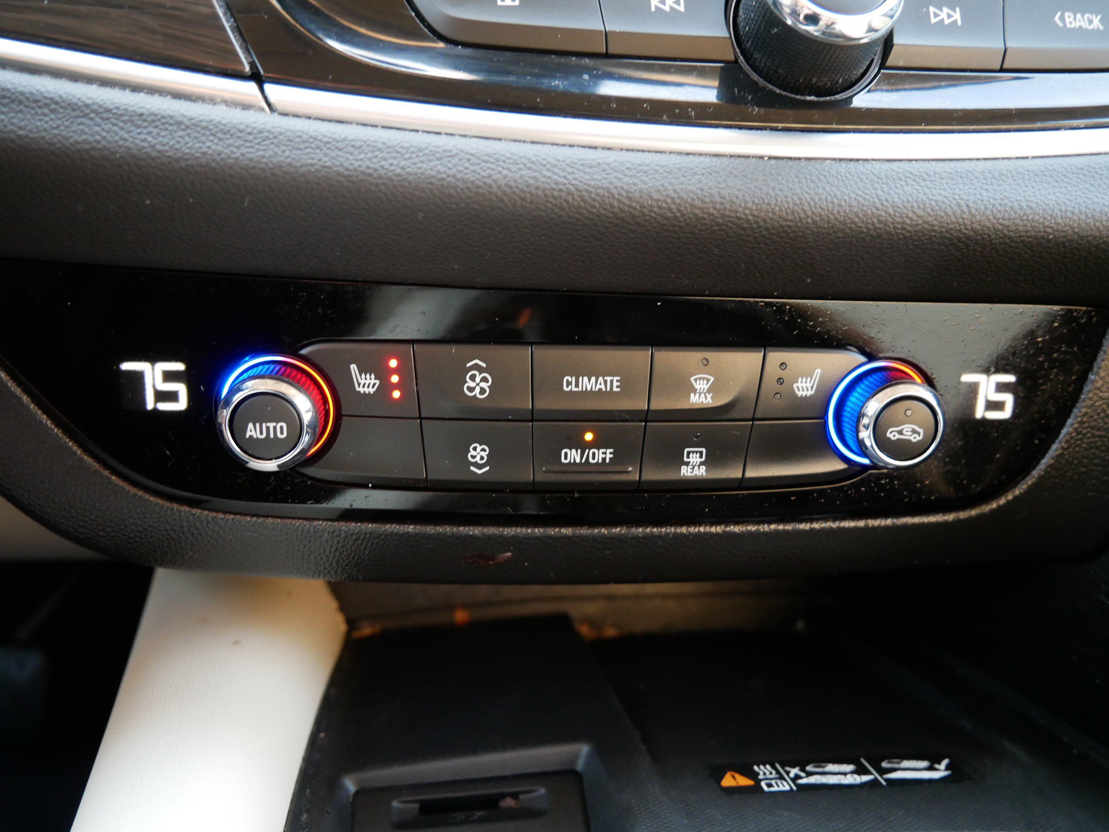 Used 2022 Buick Enclave Essence image 22