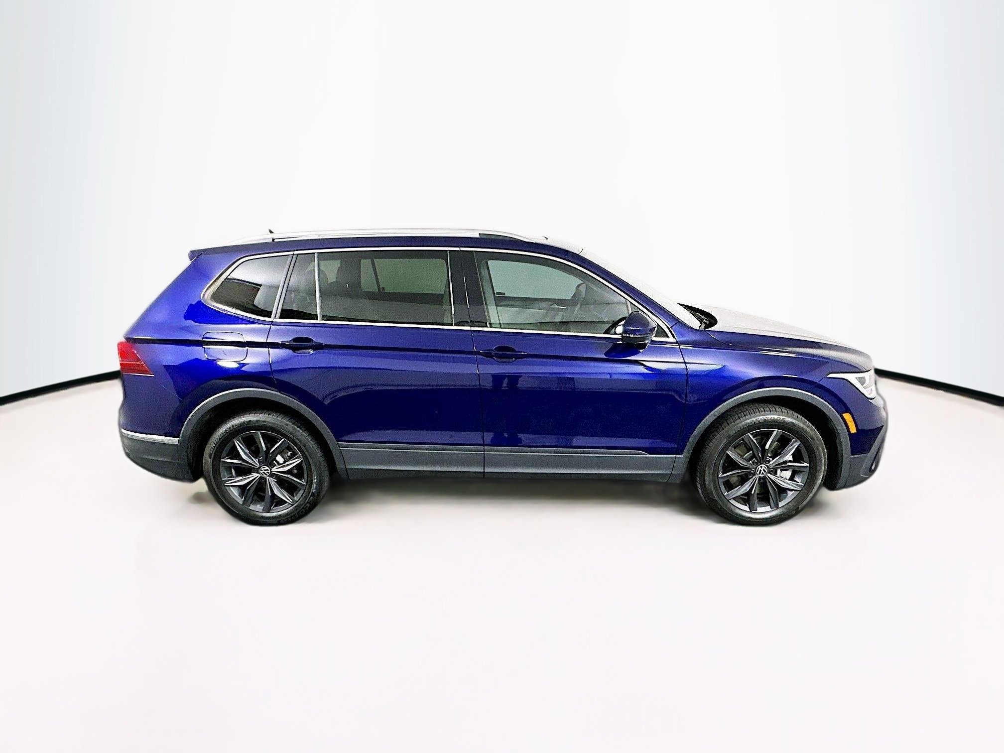 Used 2022 Volkswagen Tiguan SE w/ Panoramic Sunroof Package FWD image 10