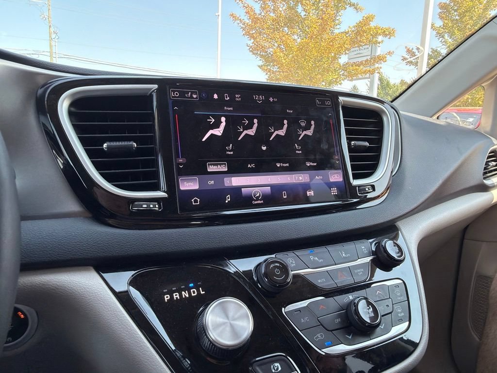 Used 2023 Chrysler Pacifica Touring-L FWD image 32