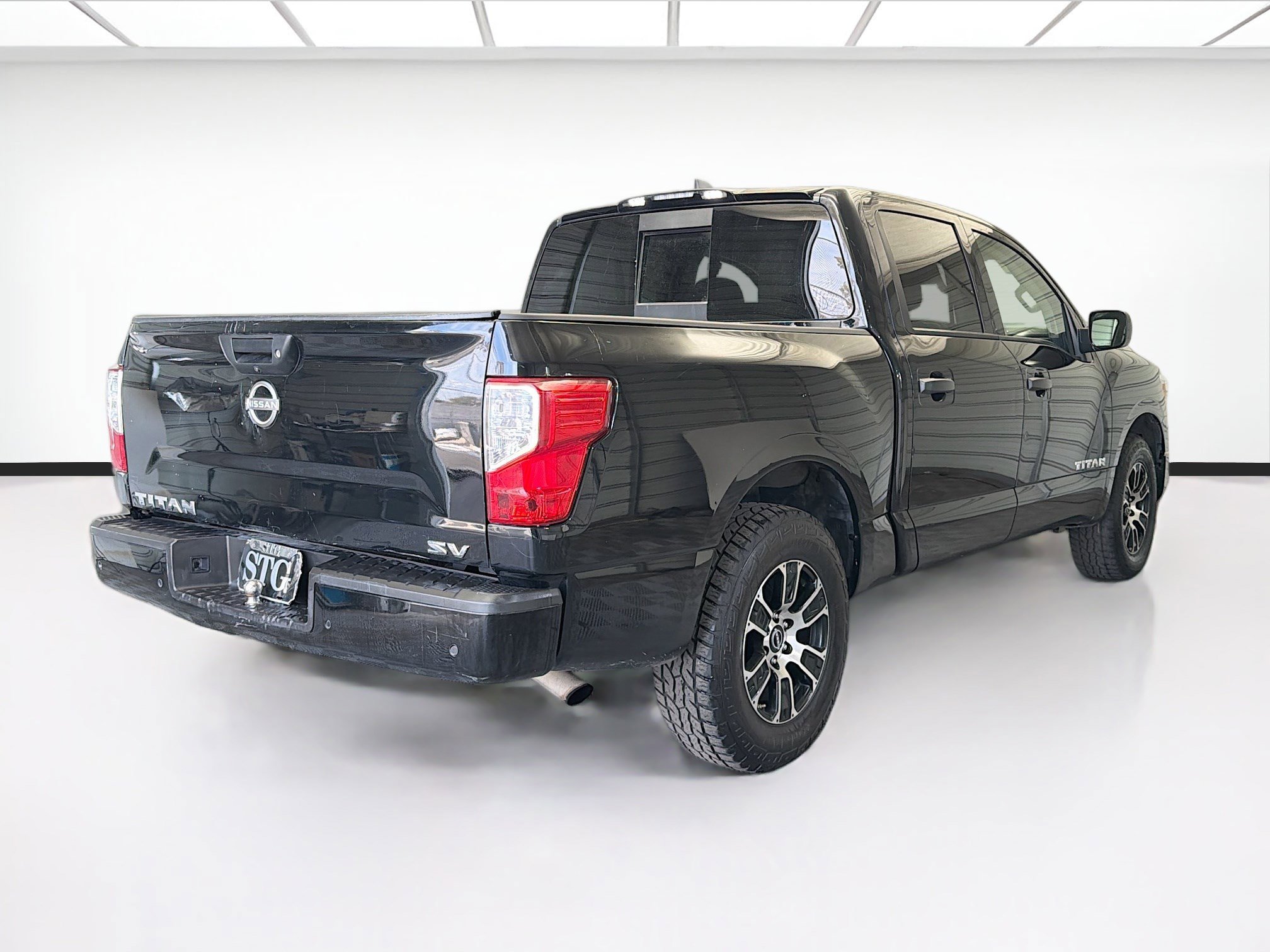 Used 2023 Nissan Titan SV image 4