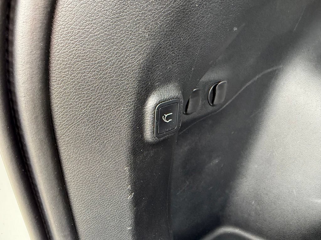 Used 2020 Jeep Cherokee Limited AWD/4WD image 19