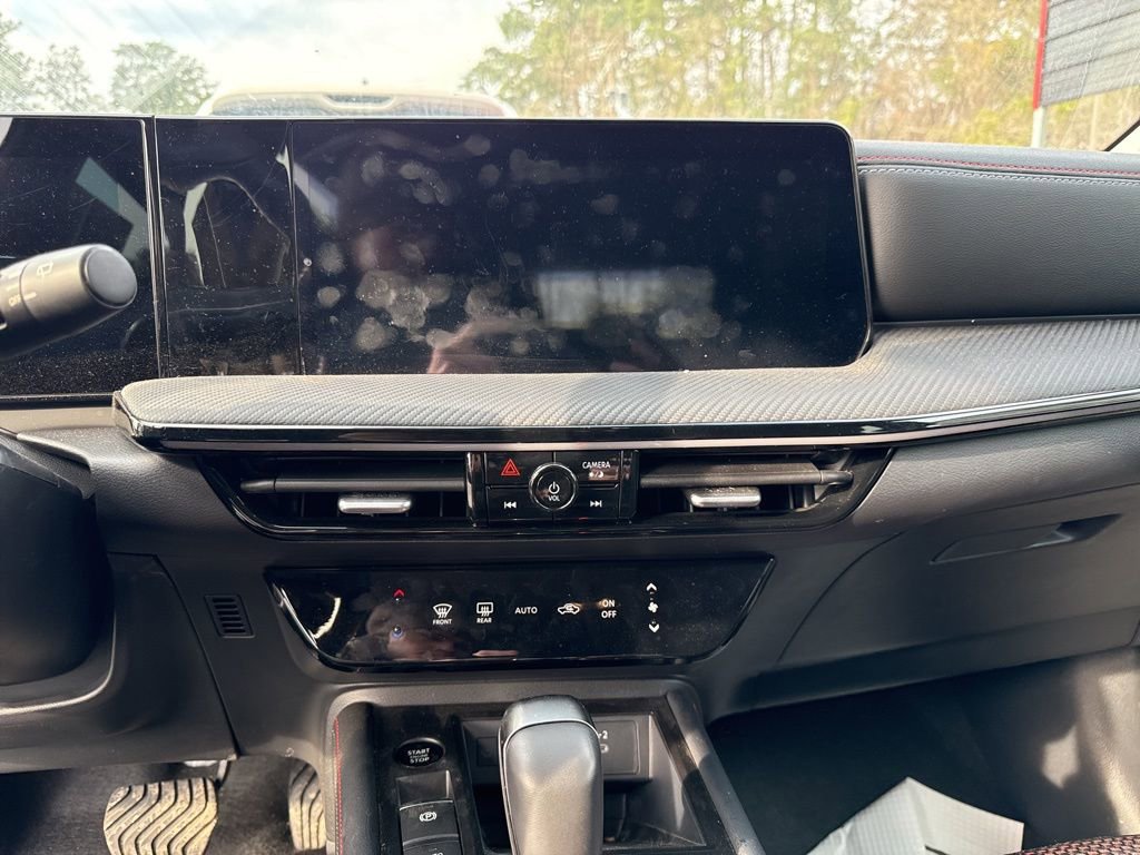 Used 2025 Nissan Kicks SR image 6