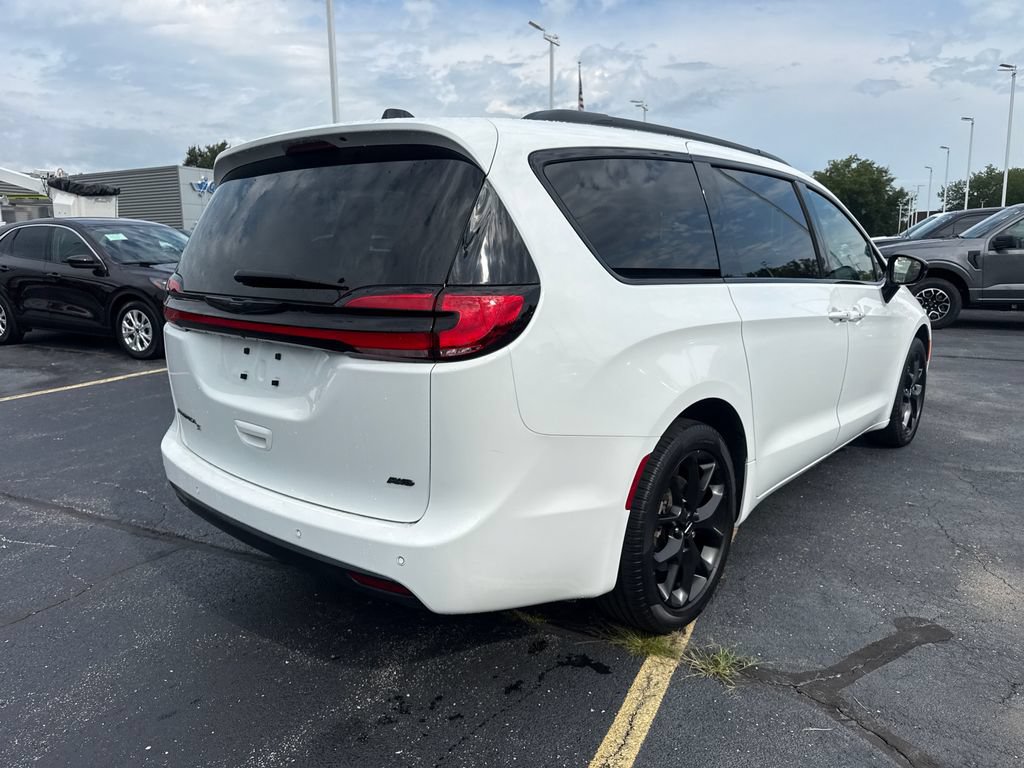Used 2024 Chrysler Pacifica Touring-L w/ S Appearance Package AWD/4WD image 7