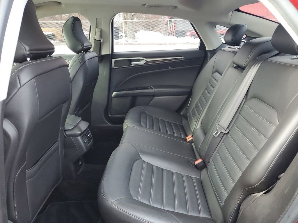 Used 2016 Ford Fusion SE w/ Equipment Group 202A image 28