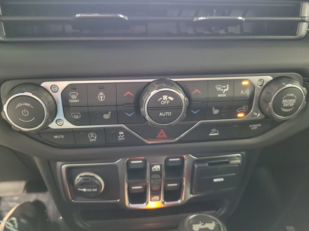 New 2026 Jeep Wrangler Unlimited Sahara w/ Technology Group AWD/4WD image 28