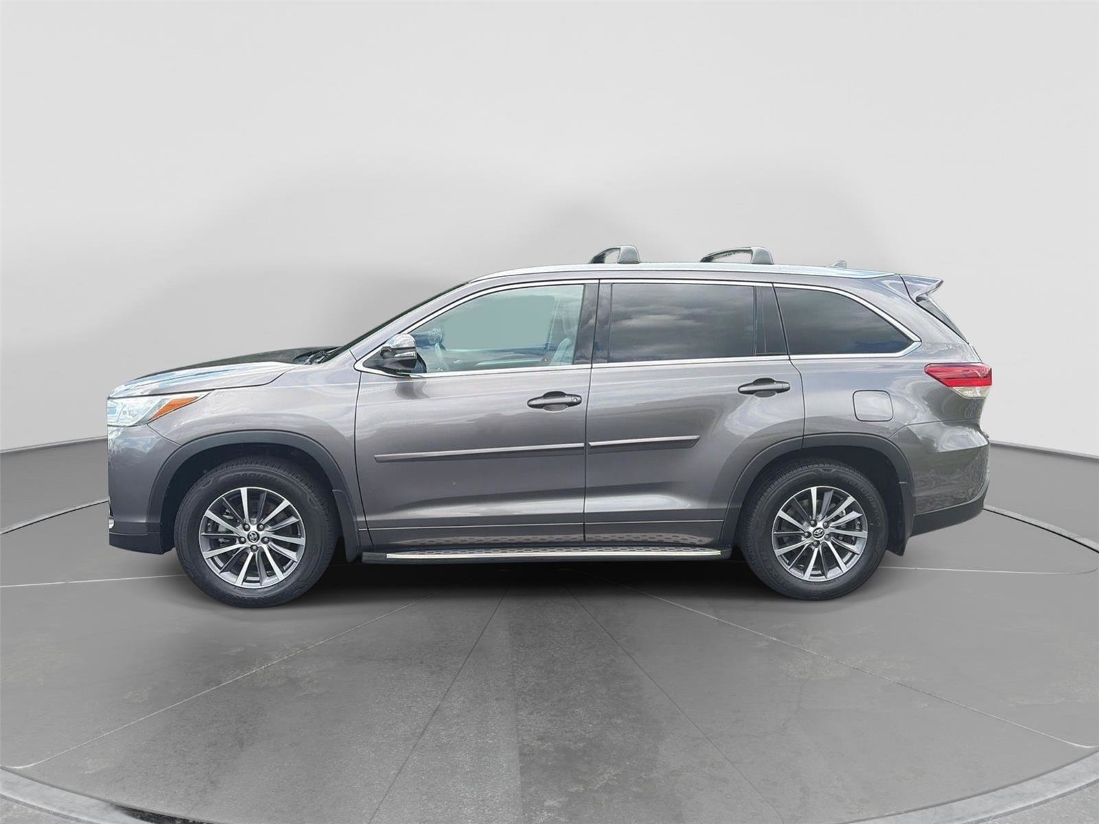 Used 2018 Toyota Highlander XLE FWD image 2
