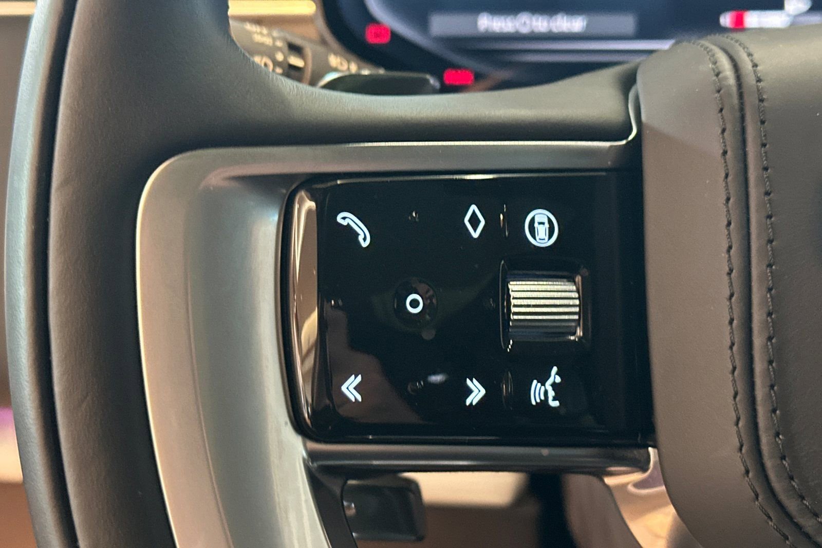 Used 2025 Land Rover Range Rover SV image 27