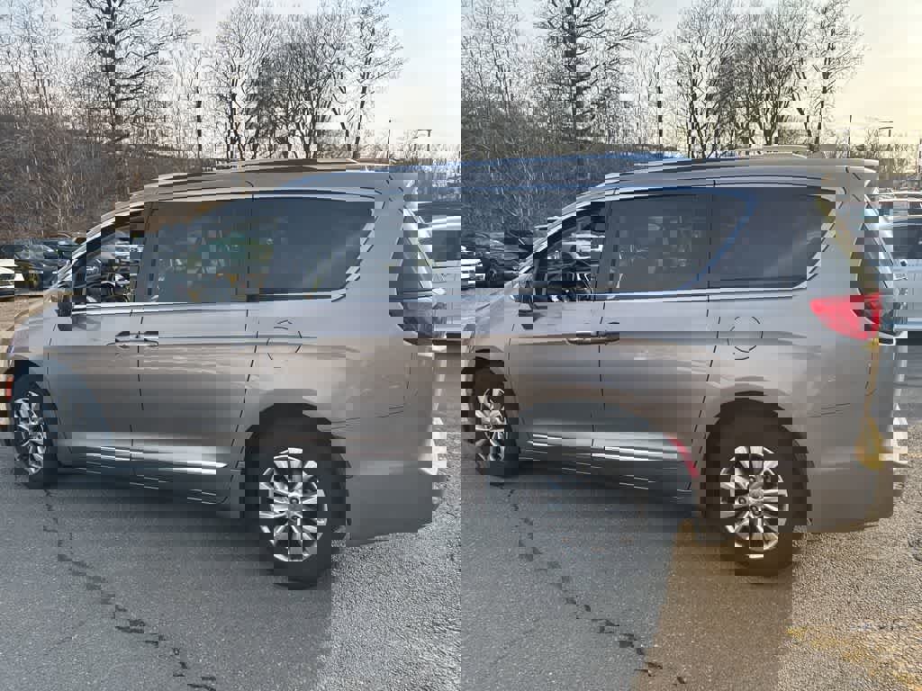 Used 2018 Chrysler Pacifica Touring-L w/ Advanced Safetytec Group image 21