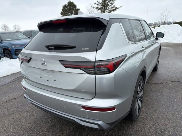 Used 2025 Mitsubishi Outlander SE image 6
