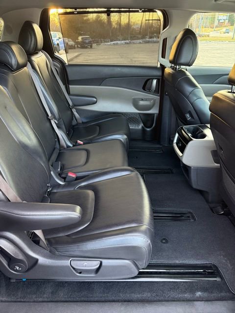 Used 2025 Kia Carnival EX image 20