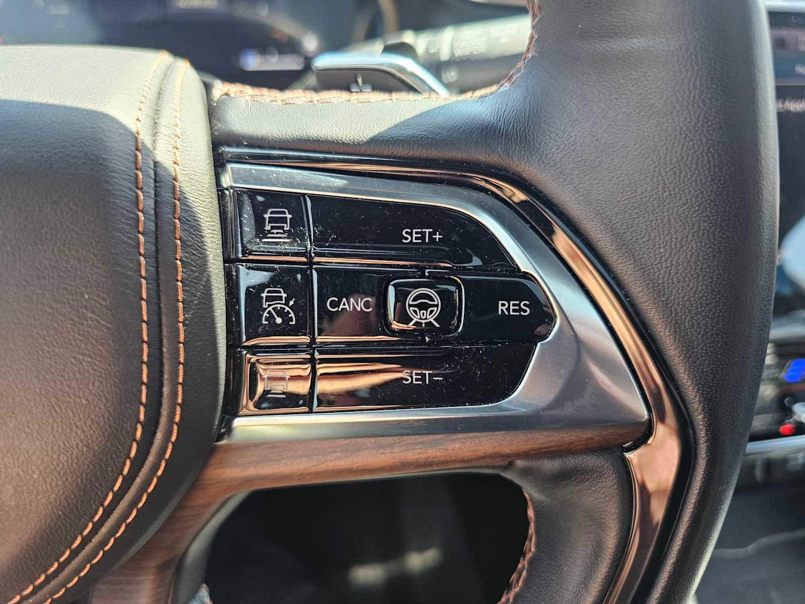Used 2022 Jeep Grand Cherokee L Summit w/ Advanced Protech Group IV AWD/4WD image 37