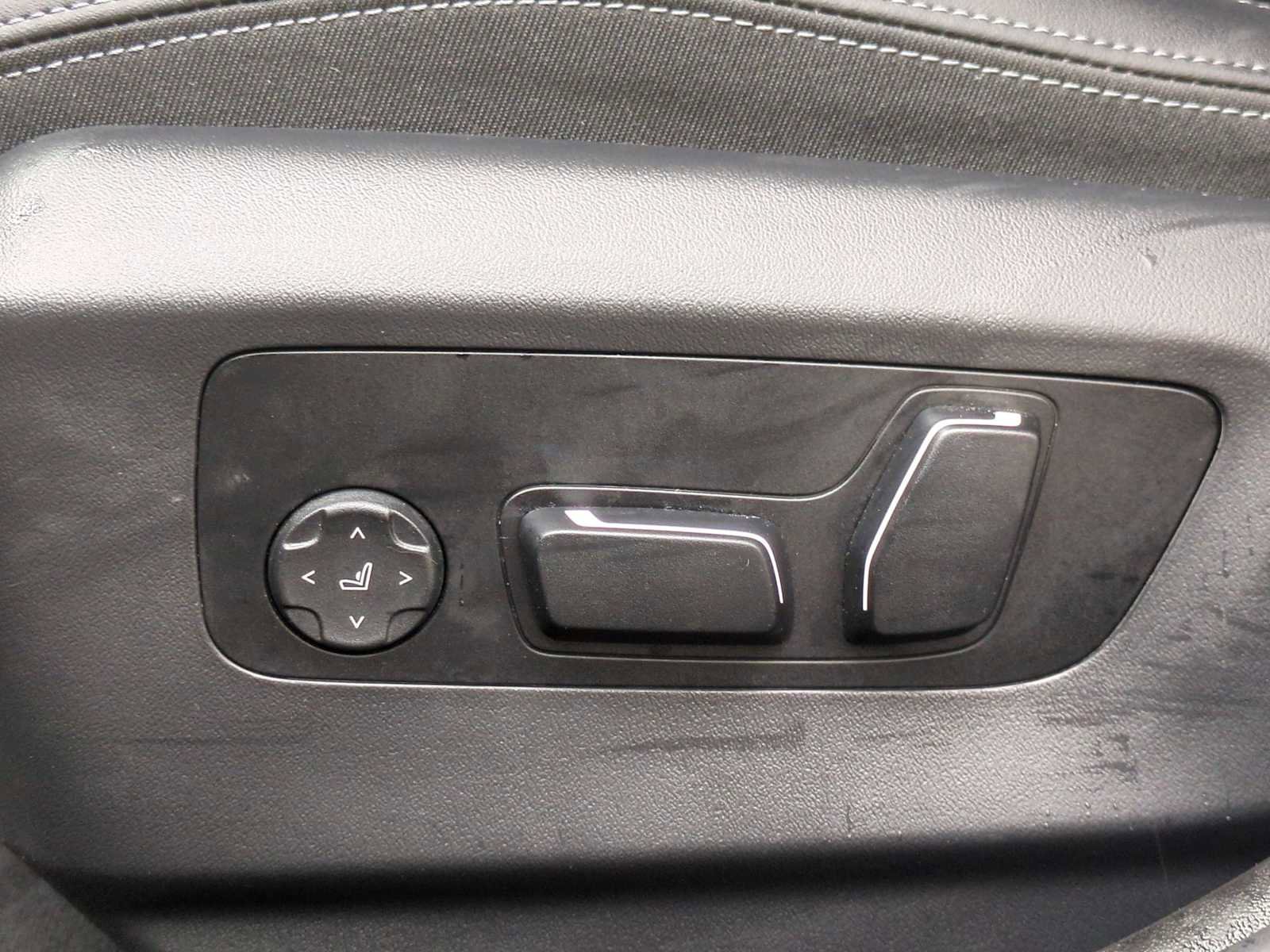 Used 2025 BMW 530i xDrive w/ Premium Package image 18