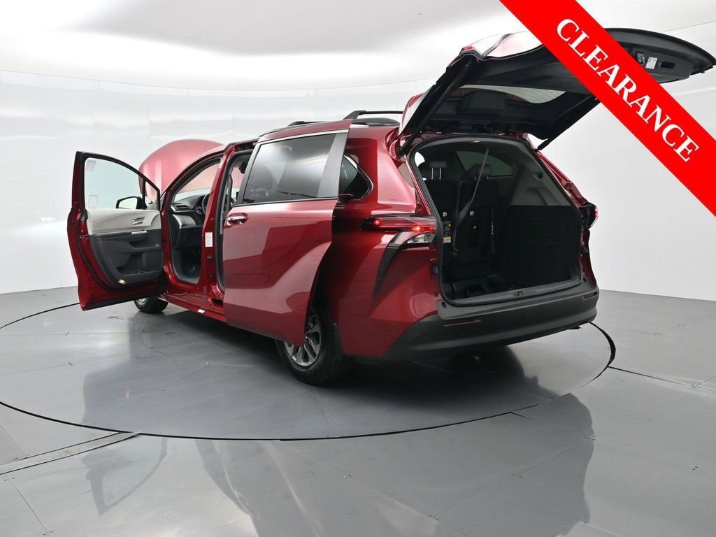 Used 2022 Toyota Sienna XLE image 45