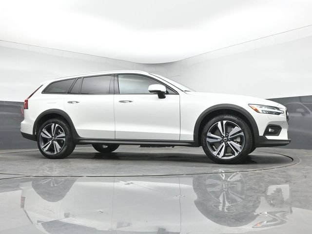 New 2026 Volvo V60 B5 Cross Country Plus w/ Climate Package AWD/4WD image 36