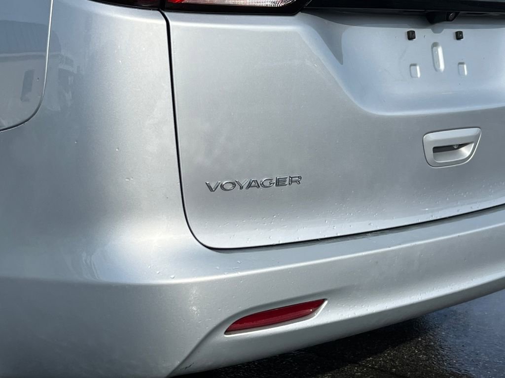 Used 2023 Chrysler Voyager LX image 7