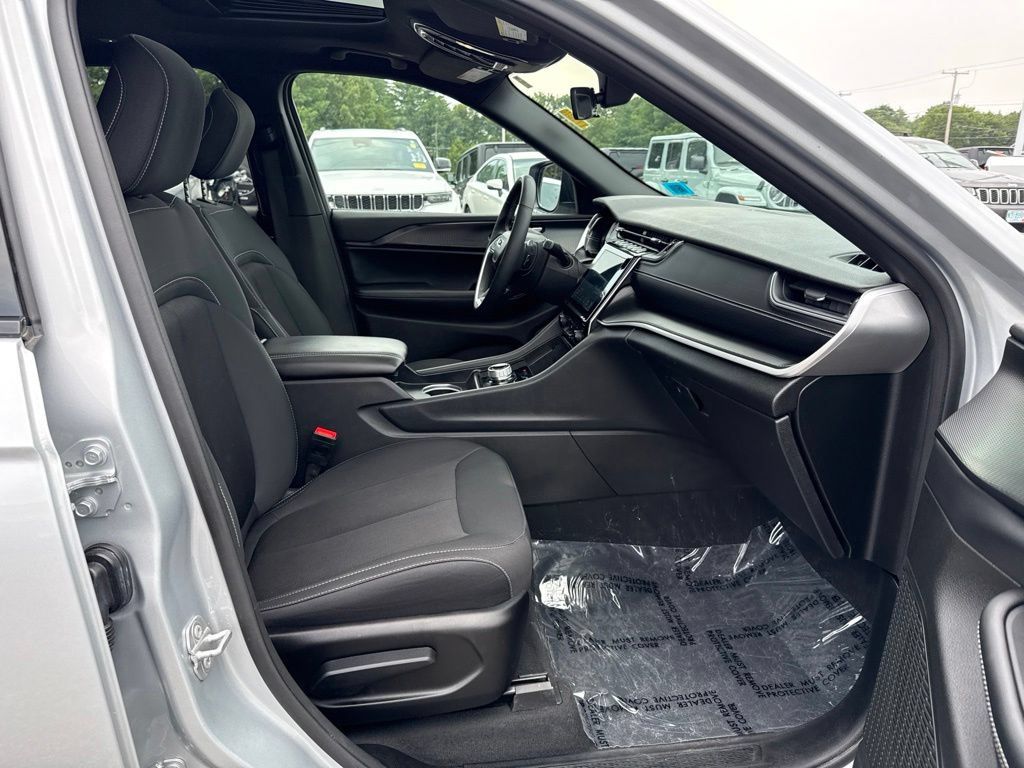 Certified 2025 Jeep Grand Cherokee L Laredo w/ Luxury Tech Group I AWD/4WD image 30