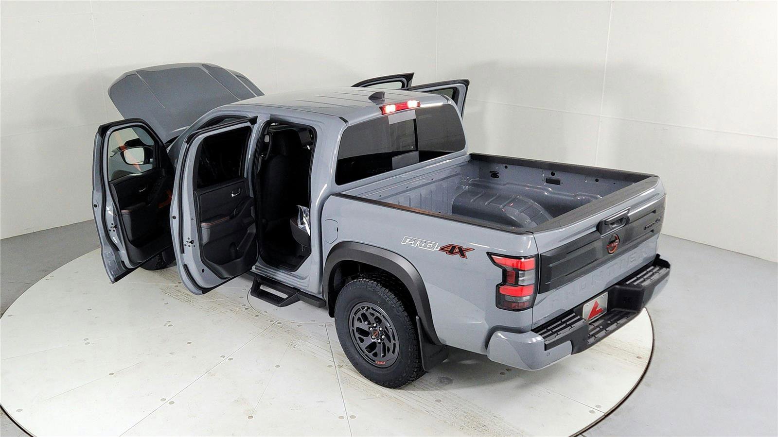 Used 2025 Nissan Frontier PRO-4X image 23