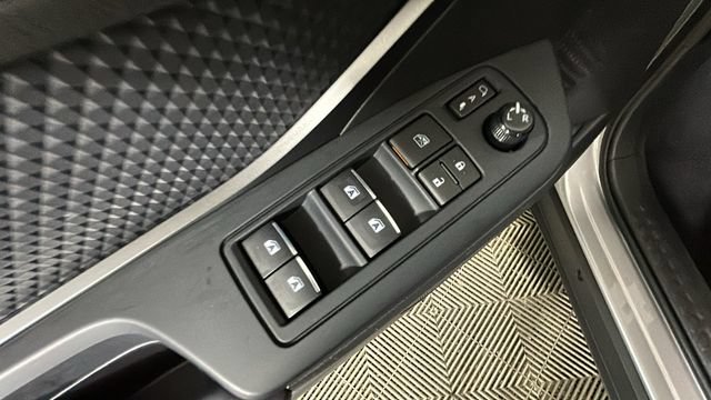 Used 2018 Toyota C-HR XLE FWD image 10