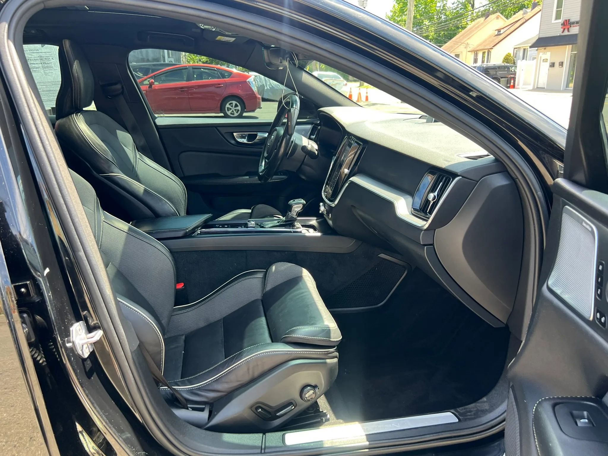 Used 2019 Volvo S60 T6 R-Design AWD/4WD image 32