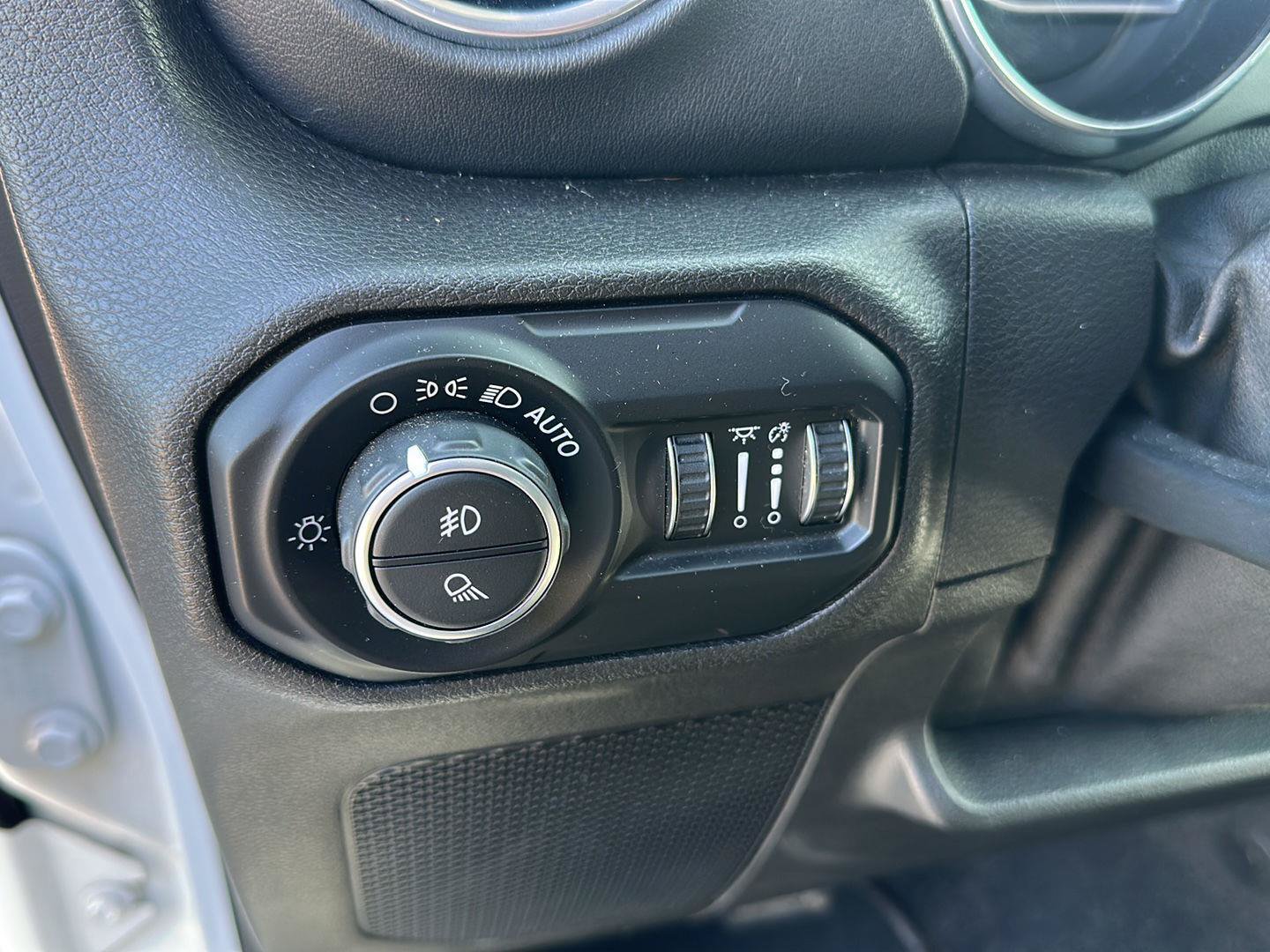 Used 2020 Jeep Gladiator Overland AWD/4WD image 10