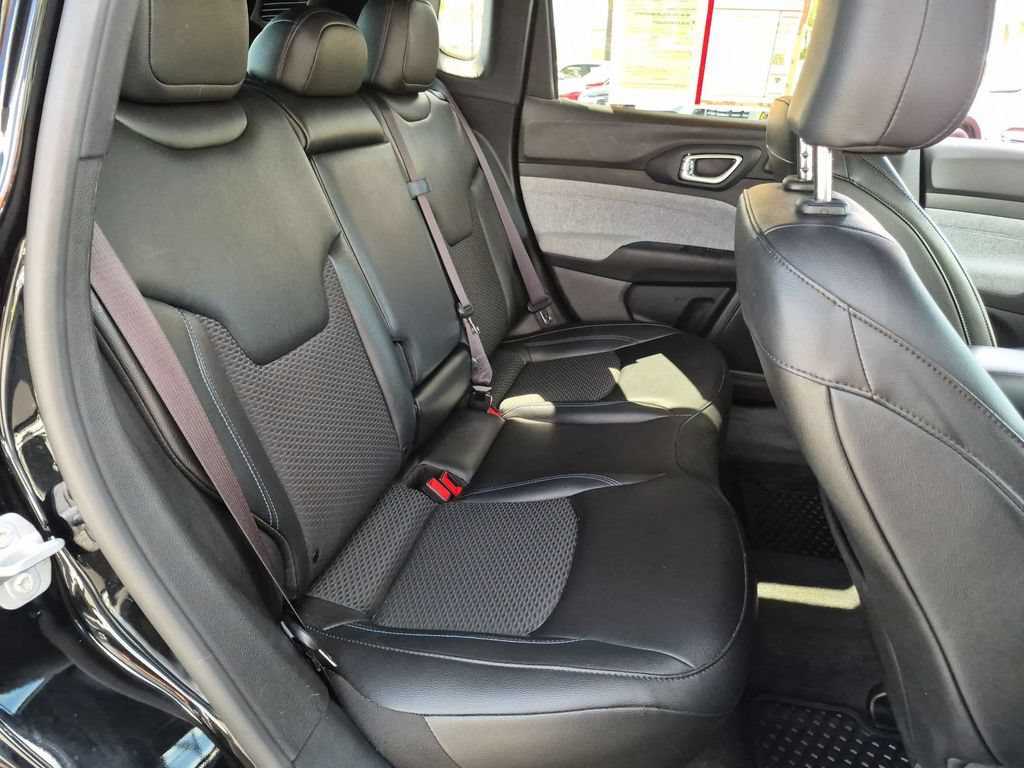 Used 2025 Jeep Compass Latitude w/ Sun & Sound Group AWD/4WD image 30