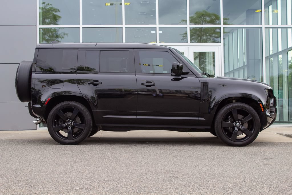 Used 2025 Land Rover Defender 110 V8 AWD/4WD image 4
