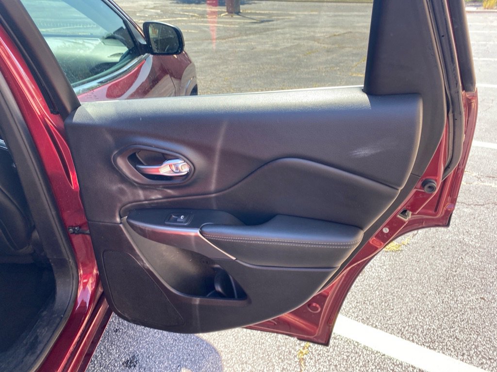 Used 2019 Jeep Cherokee Overland w/ Technology Group image 22