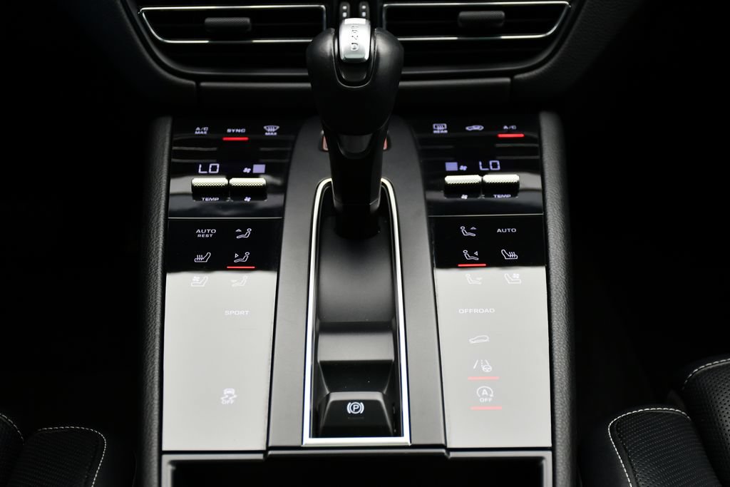 Certified 2024 Porsche Macan AWD/4WD image 30