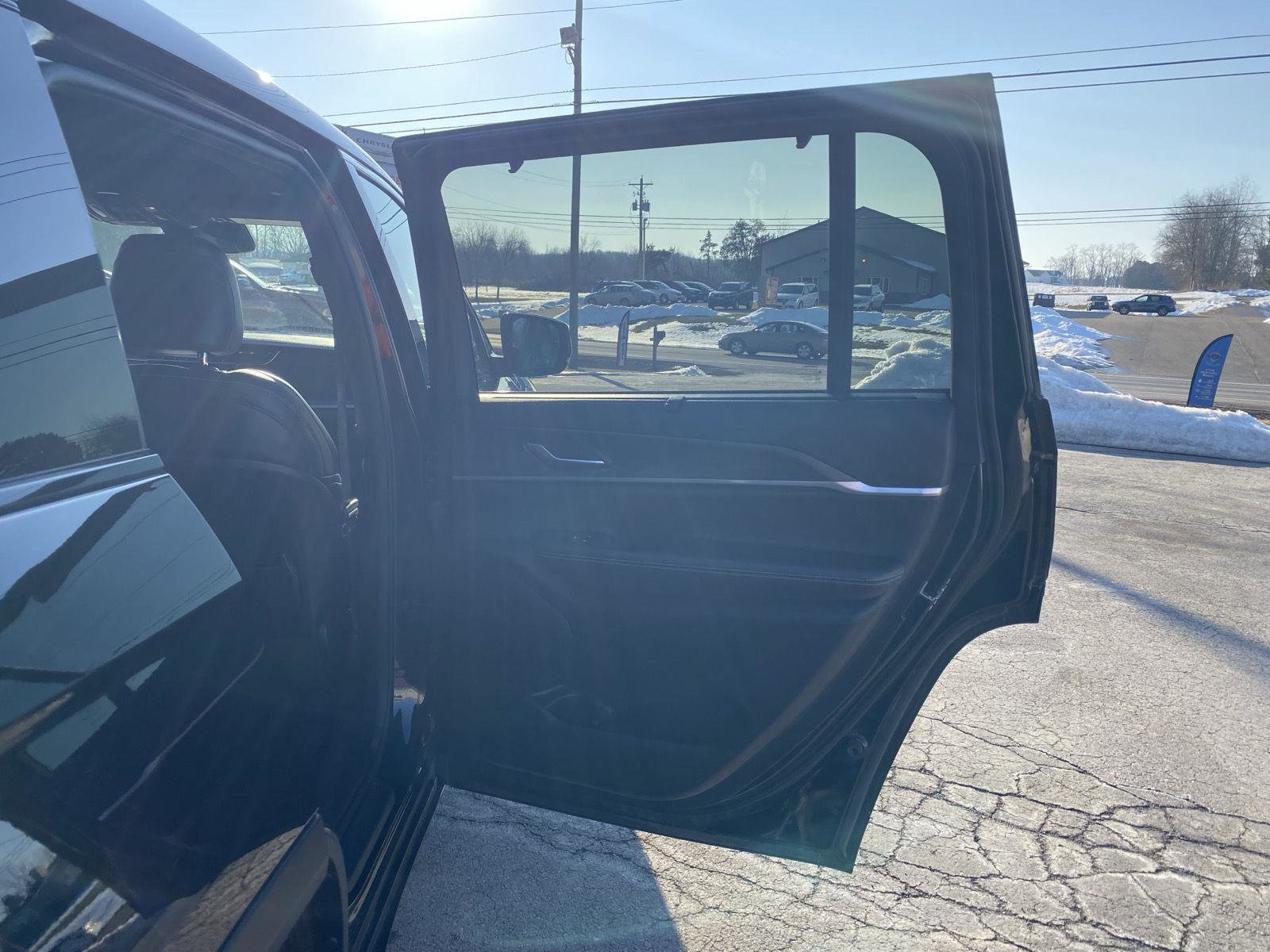 Used 2024 Jeep Grand Cherokee L Limited w/ Luxury Tech Group II image 31