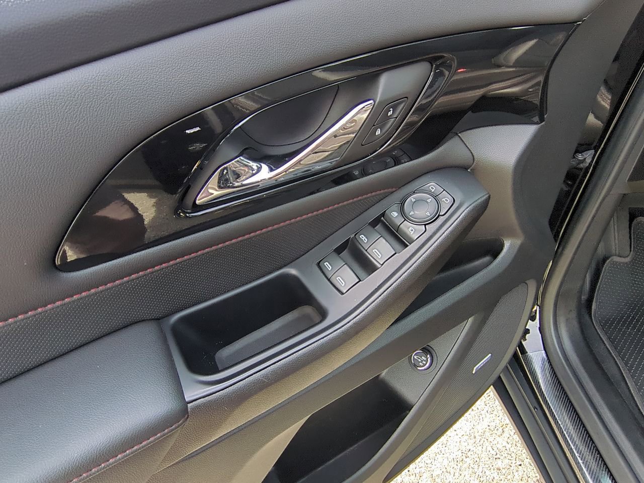 Used 2023 Chevrolet Traverse RS w/ LPO, Cargo Package image 23