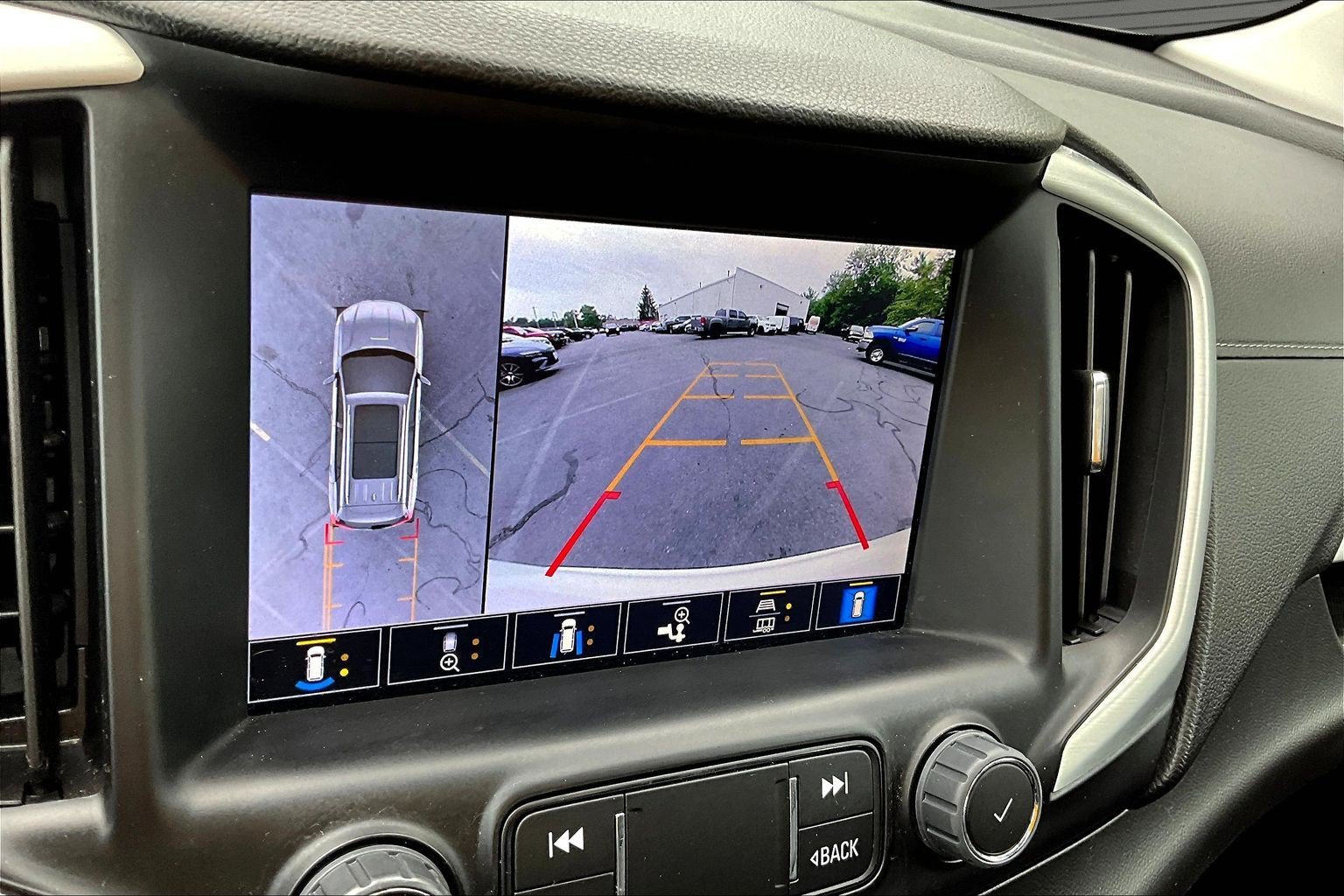 Used 2022 GMC Terrain SLT w/ Infotainment Package II AWD/4WD image 9