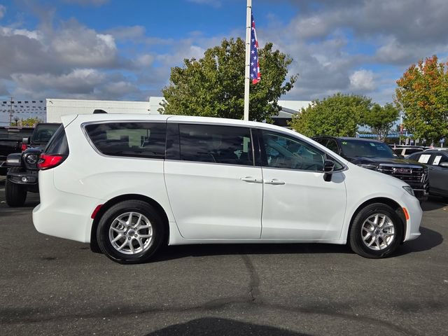 Used 2024 Chrysler Pacifica Touring-L FWD image 3