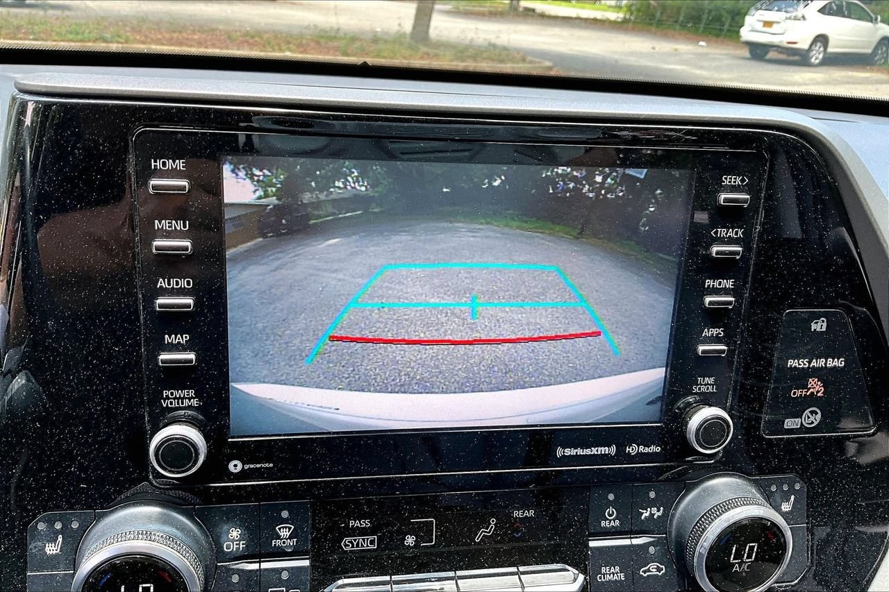 Used 2020 Toyota Highlander XLE FWD image 13