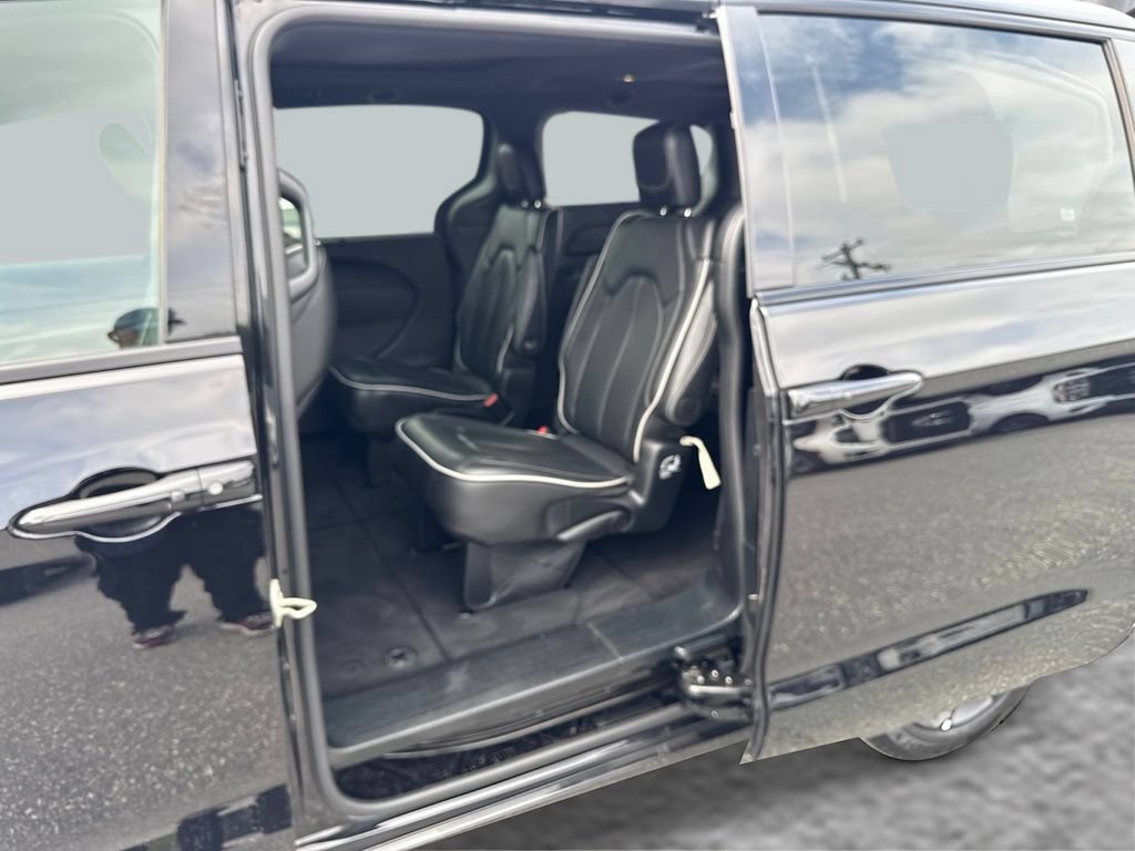 Used 2025 Chrysler Pacifica Limited FWD image 26