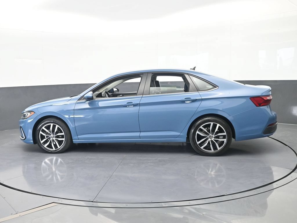 Used 2025 Volkswagen Jetta SE FWD image 3