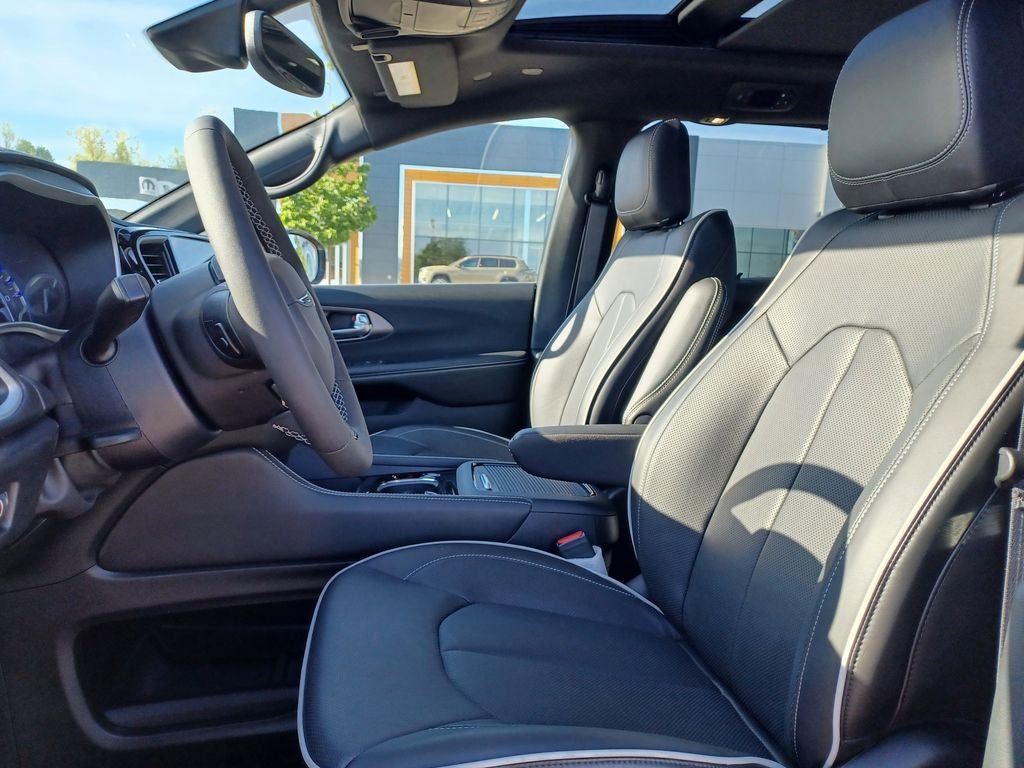 New 2027 Chrysler Pacifica Limited FWD image 8