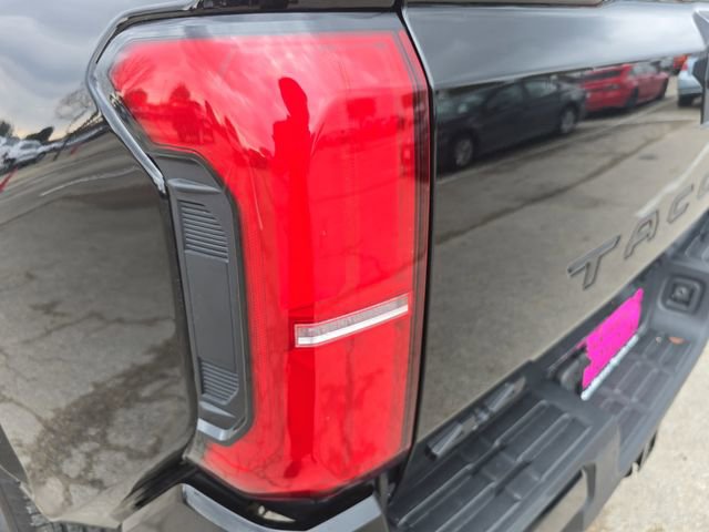 Used 2025 Toyota Tacoma SR5 AWD/4WD image 34