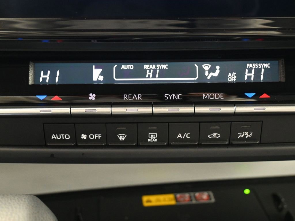 Used 2025 Toyota Sienna LE image 22