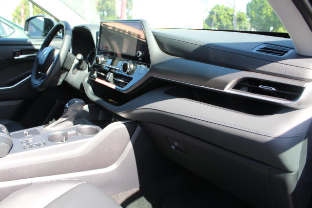New 2026 Toyota Highlander XLE AWD/4WD image 12