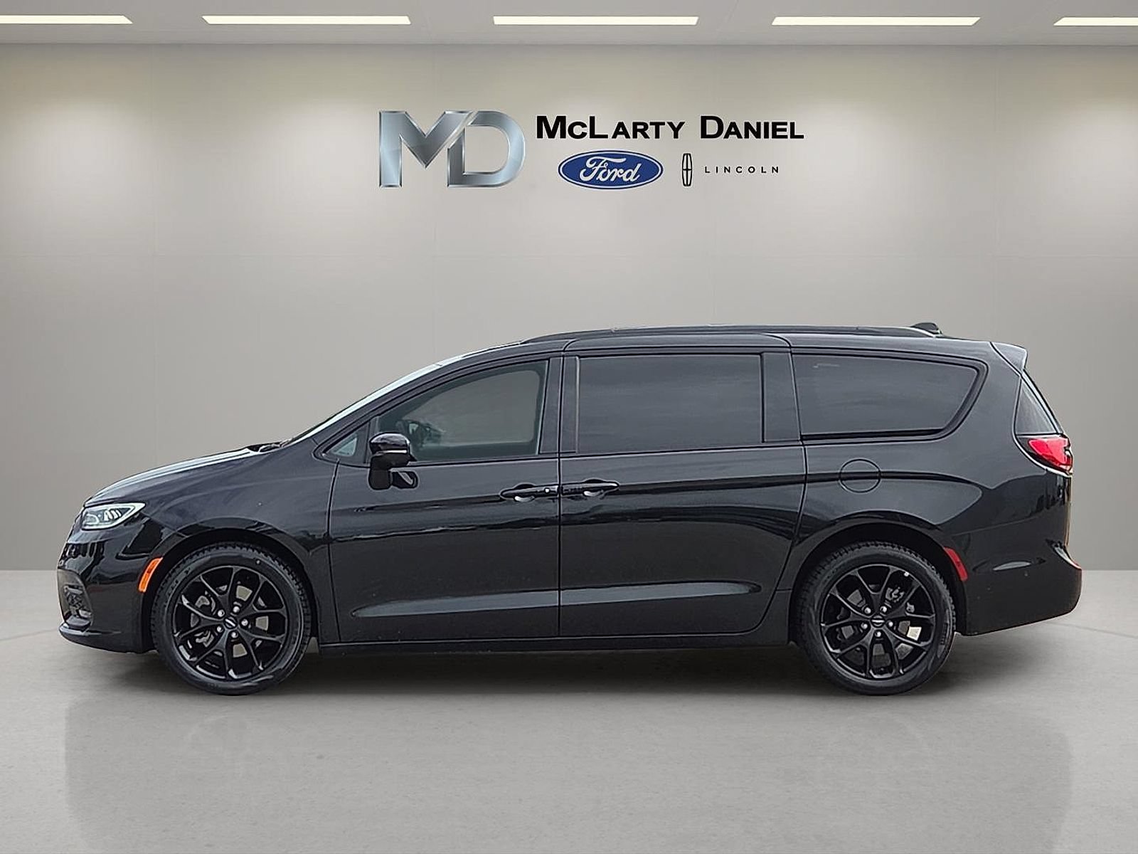 Used 2023 Chrysler Pacifica Touring-L w/ Uconnect Theater Family Group AWD/4WD image 3