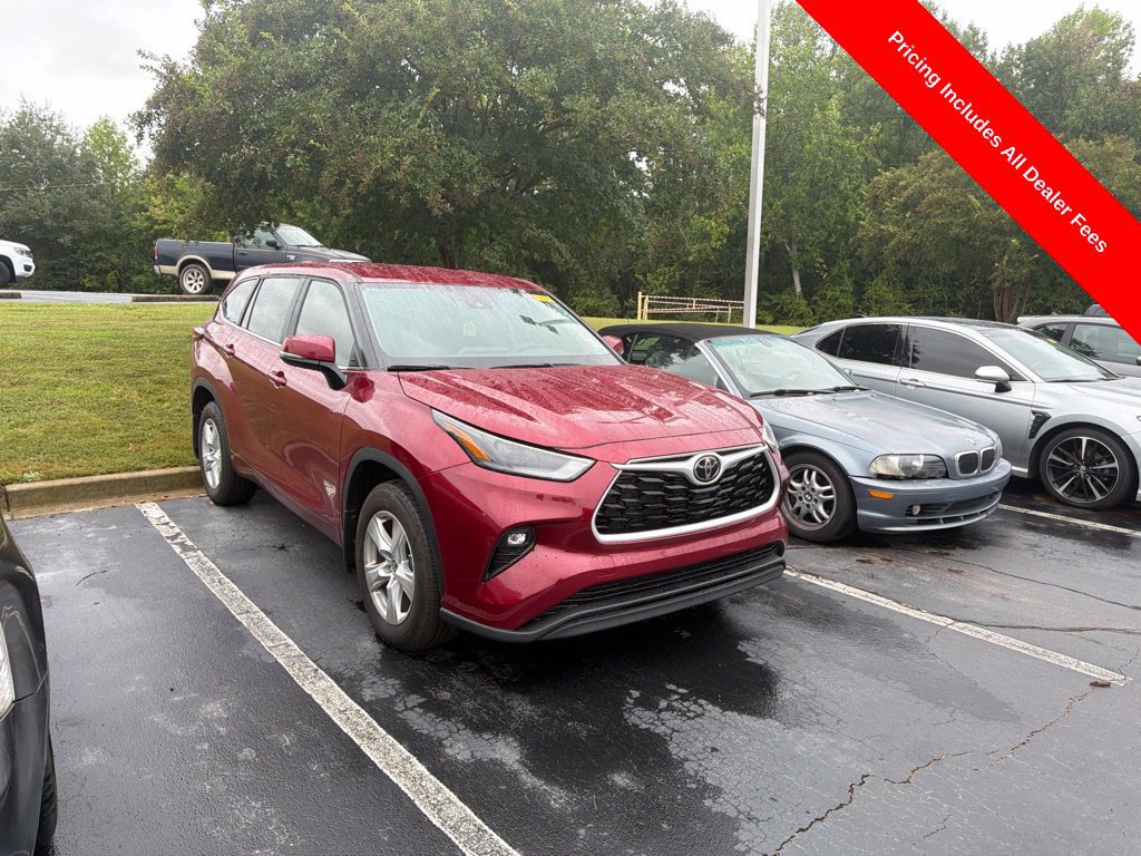 Used 2024 Toyota Highlander LE FWD image 1