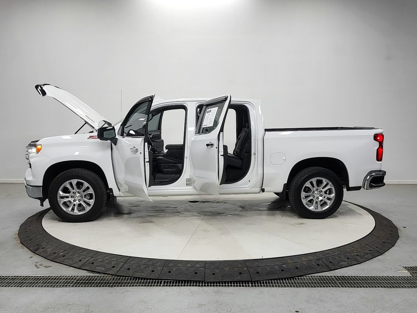 Used 2025 Chevrolet Silverado 1500 LTZ AWD/4WD image 12