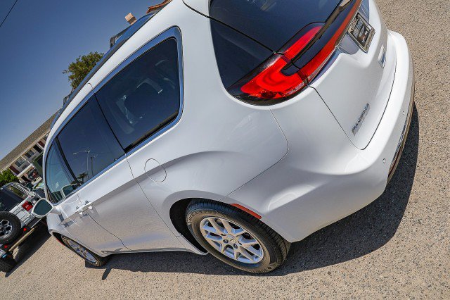 Used 2021 Chrysler Pacifica Touring-L FWD image 8