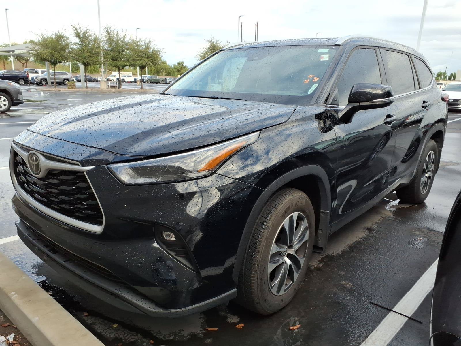 Used 2024 Toyota Highlander XLE AWD/4WD image 2