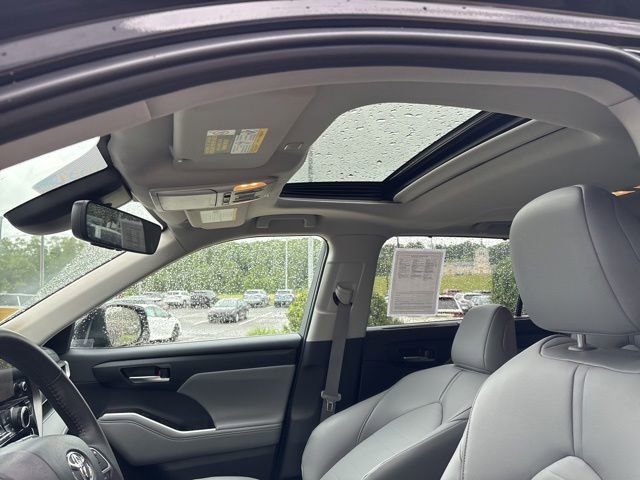 Used 2025 Toyota Highlander XLE AWD/4WD image 25