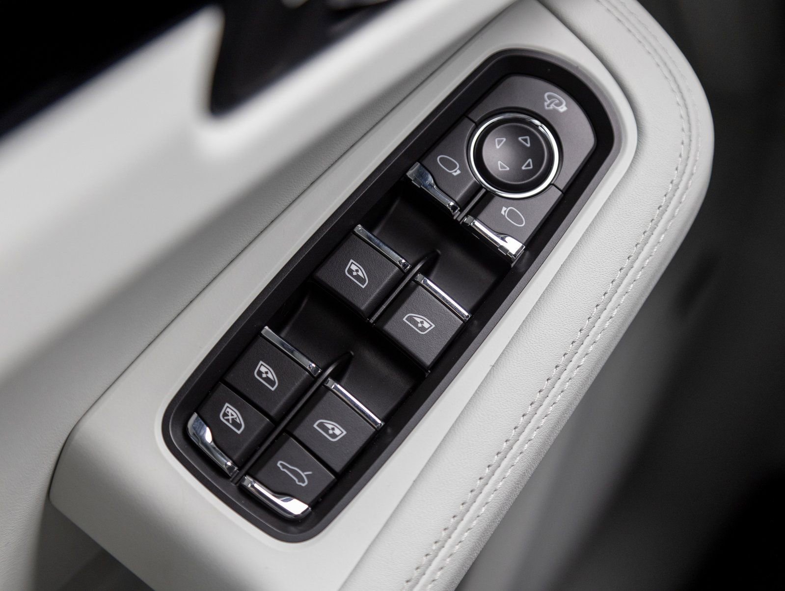 Certified 2025 Porsche Macan AWD/4WD image 19