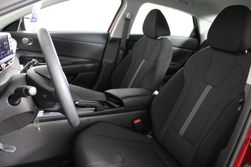 Certified 2025 Hyundai Elantra SE image 18