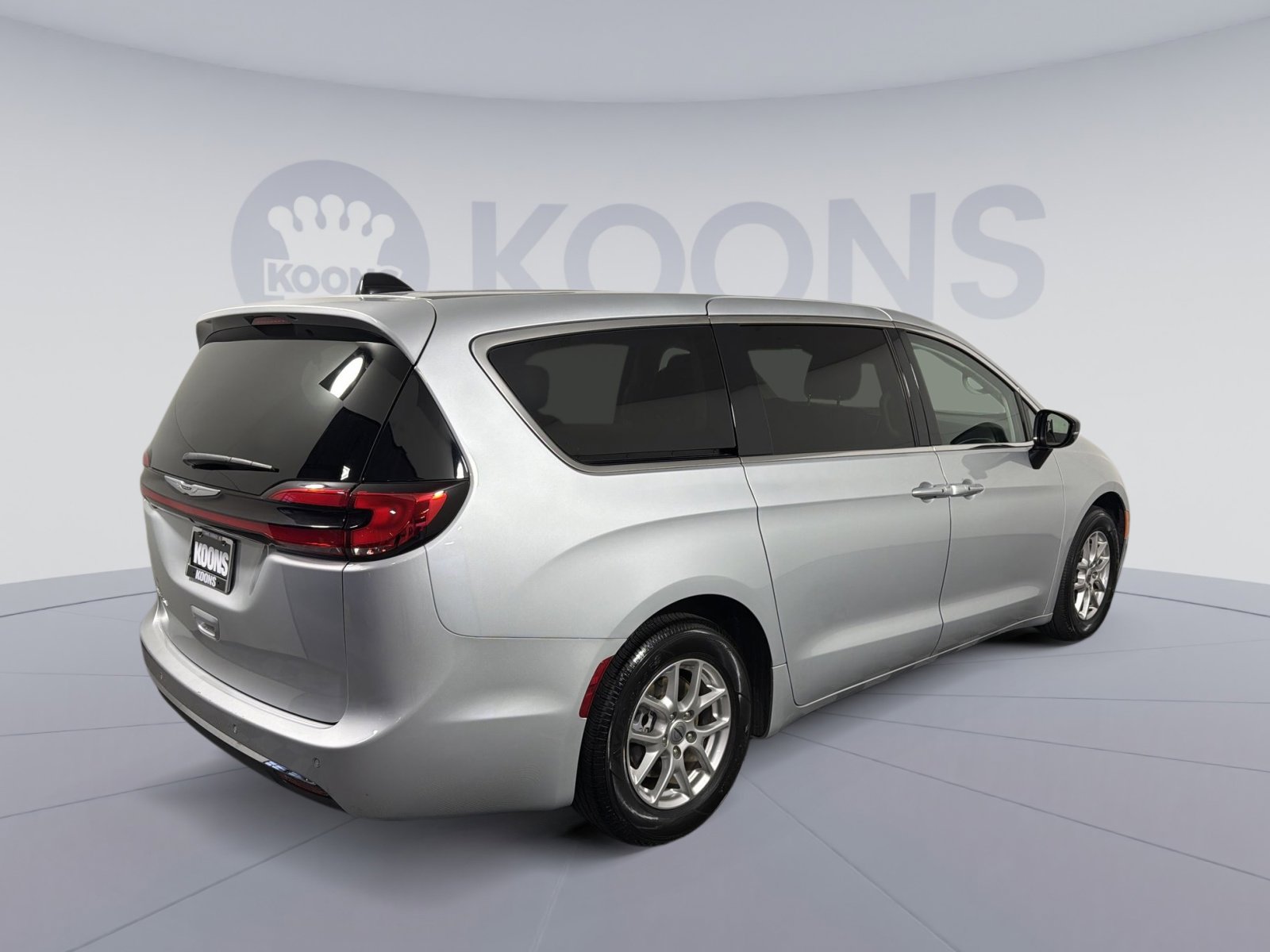 Used 2024 Chrysler Pacifica Touring-L image 7